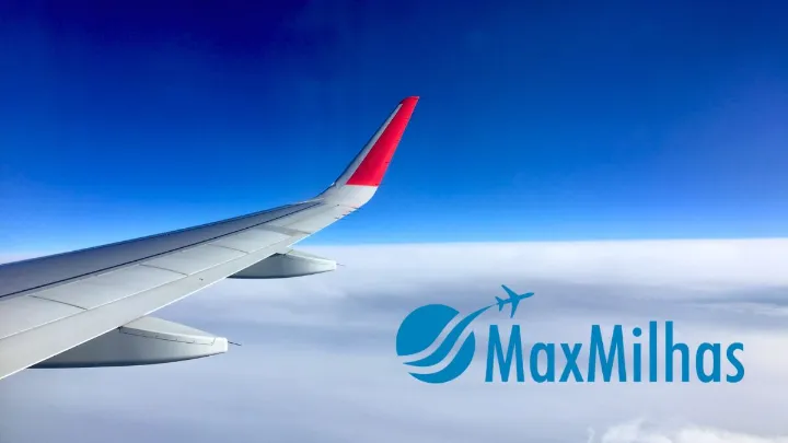 Avião em voo com céu azul ao fundo, representando a plataforma Max Milhas é confiável para comprar passagens.
